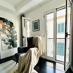 Artist Loft - Modern In Historic Old Town